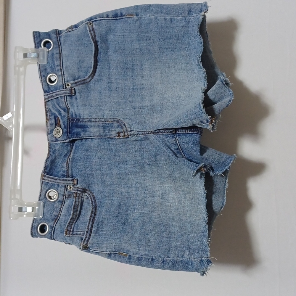 MAURICES SHORTS 6 IN A BEAUTIFUL BLUE DEMIN WITH STRETCH